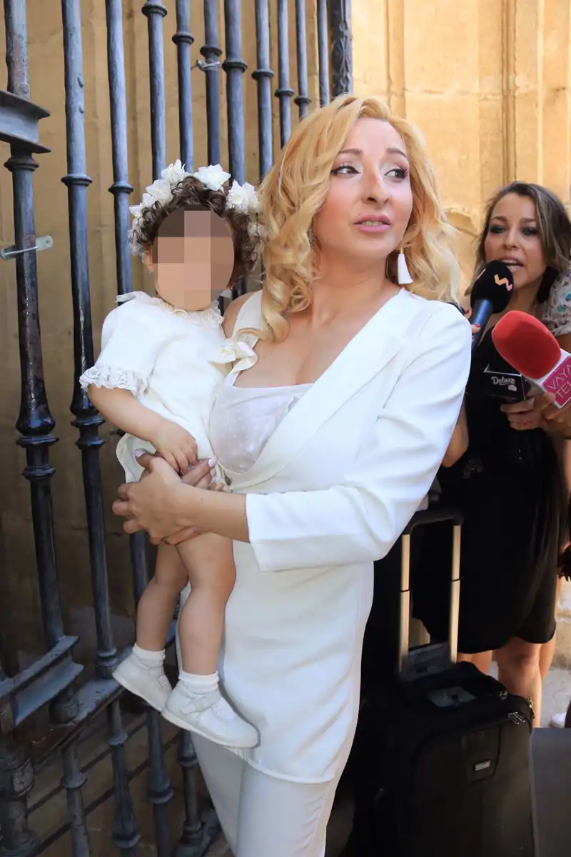 Michu con su hija en brazos.
