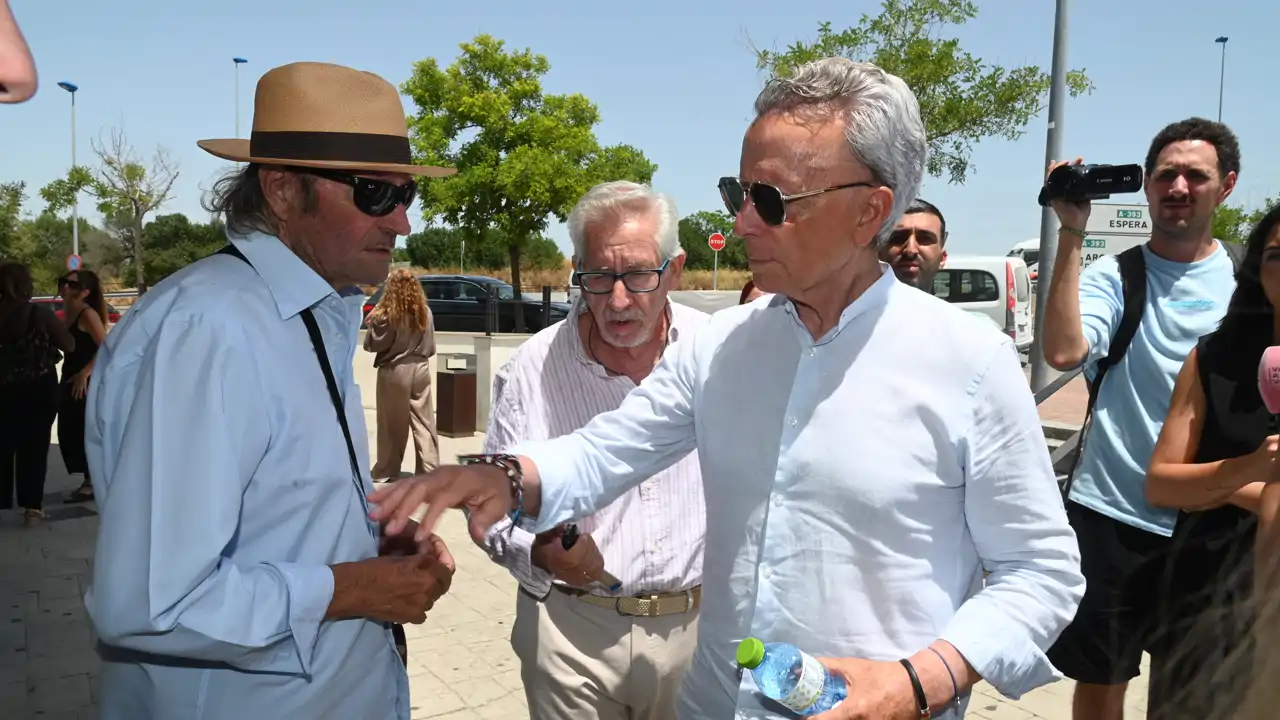 Amador Mohedano y Ortega Cano en el tanatorio de Arcos de la Frontera
