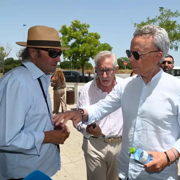 Amador Mohedano y Ortega Cano en el tanatorio de Arcos de la Frontera