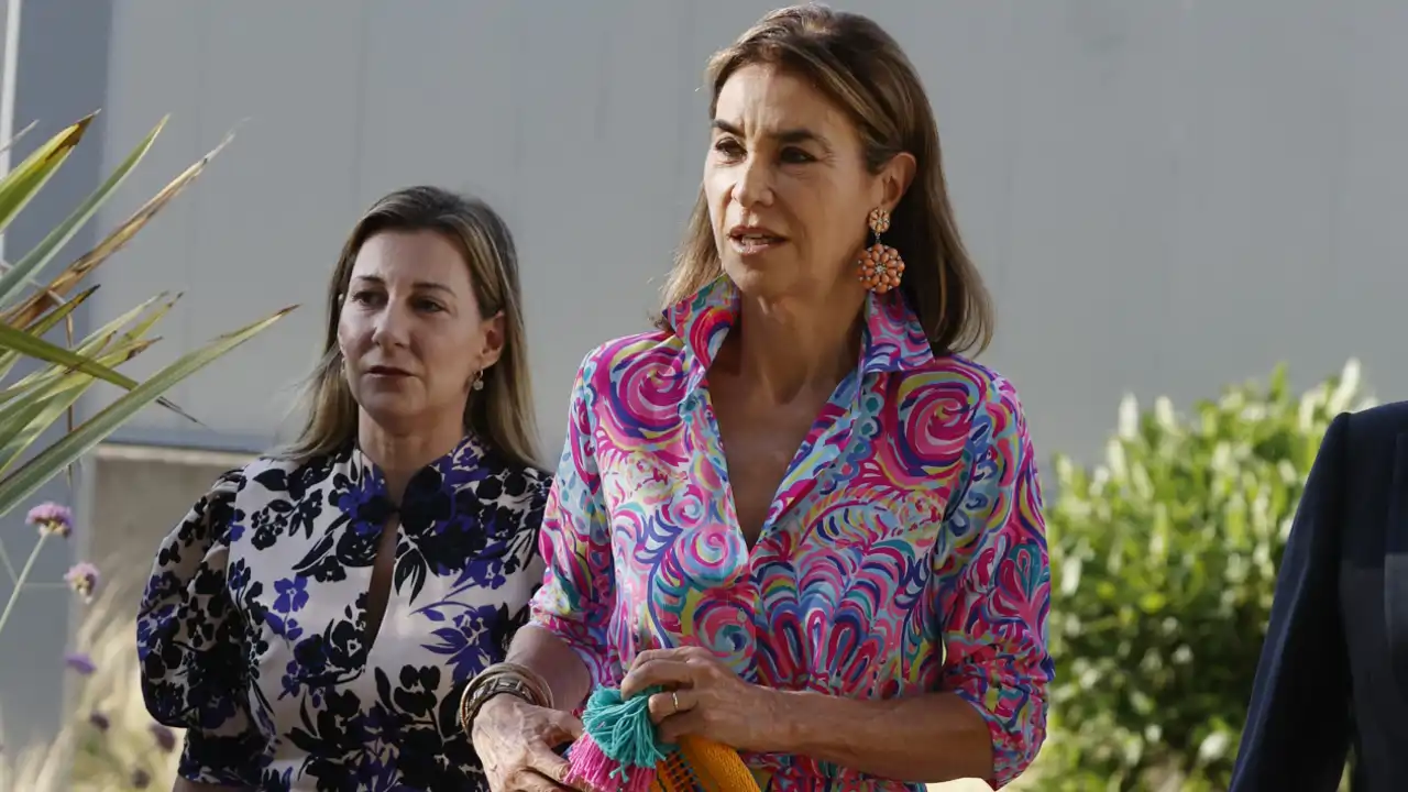 Carmen Posadas arrasa con el vestido camisero más estiloso y juvenil que querrán las mujeres de 60