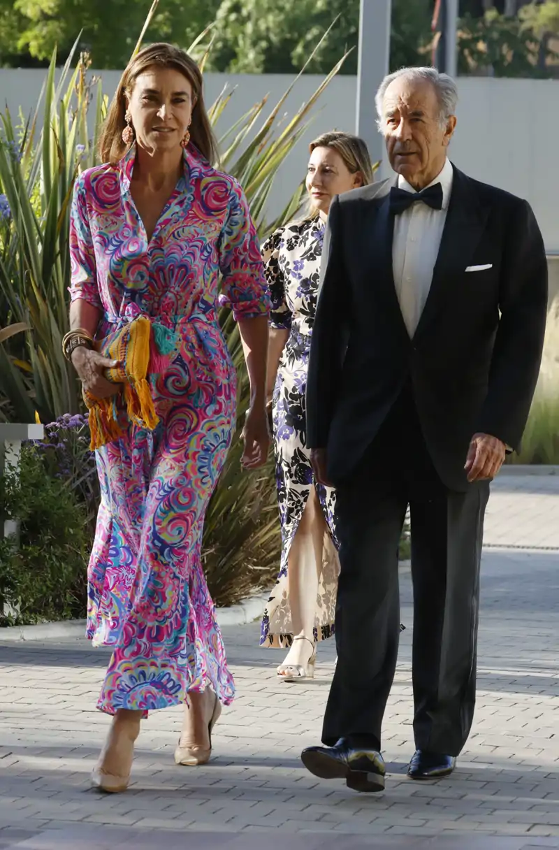Carmen Posadas completa con un bolso amarillo su moderno look que querrán las mujeres de 60 años