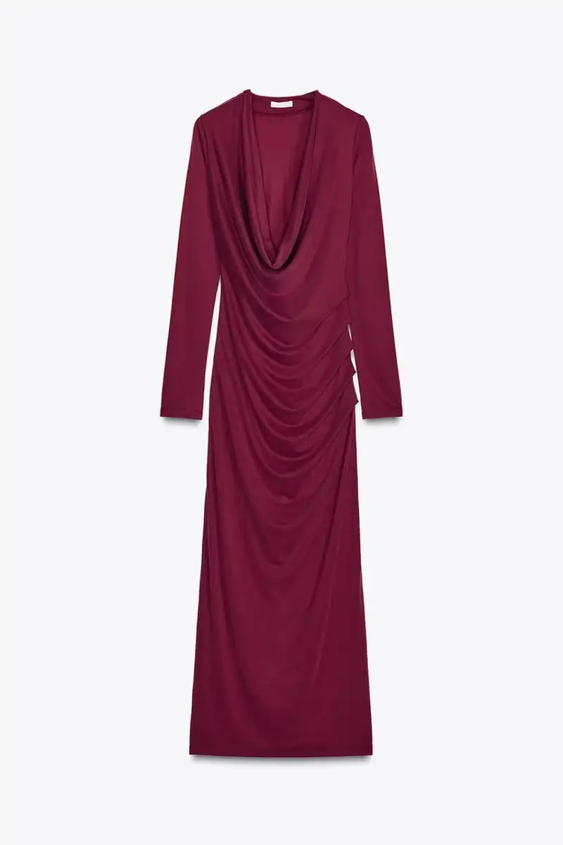 El vestido drapeado de Zara que no puede faltar en tu armario por menos de 15 euros 