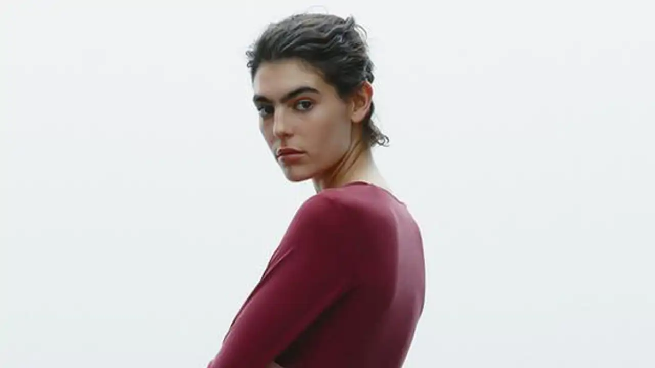 Hoy ha llegado a Zara el vestido drapeado más elegante del verano y solo cuesta 13 euros