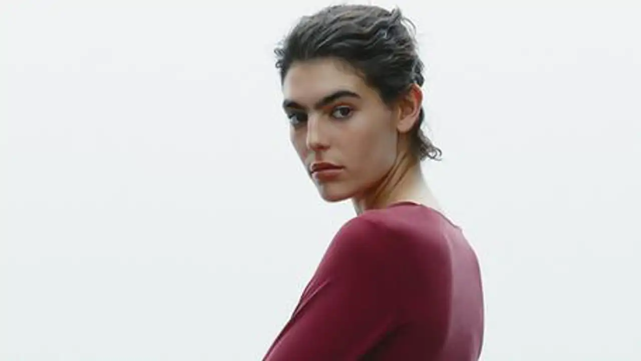 Hoy ha llegado a Zara el vestido drapeado más elegante del verano y solo cuesta 13 euros