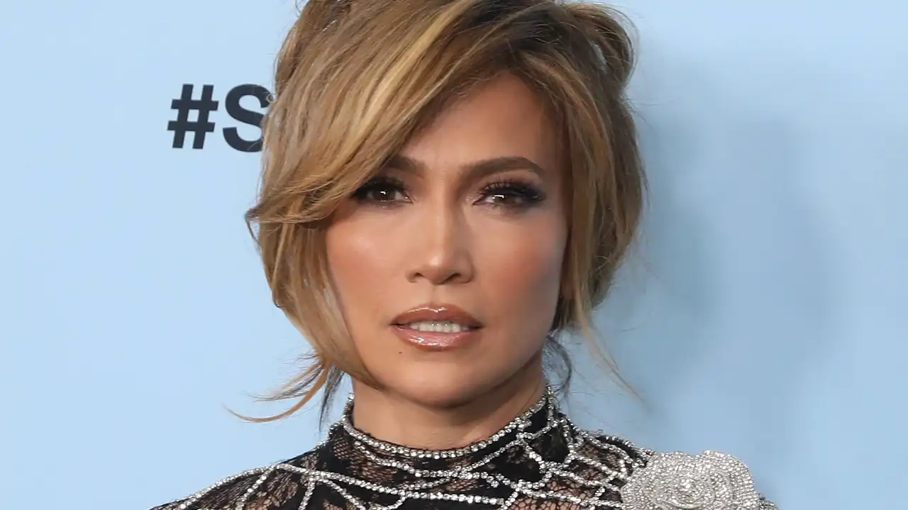 Jennifer Lopez (50 años), sobre el secreto de su piel: “Mi madre solía decir que el aceite de oliva era la panacea para todo” 