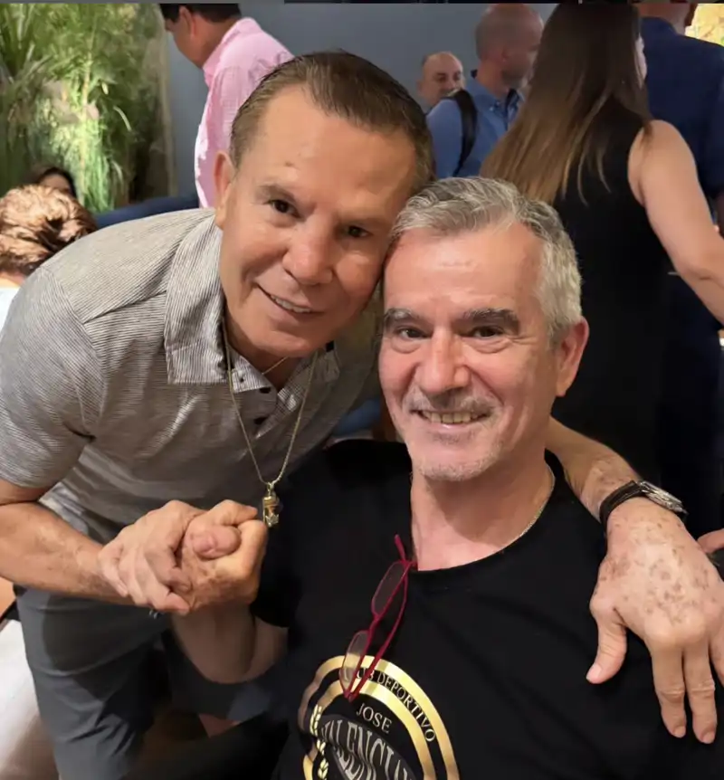 José Valenciano con la leyenda del boxeo Julio César Chávez