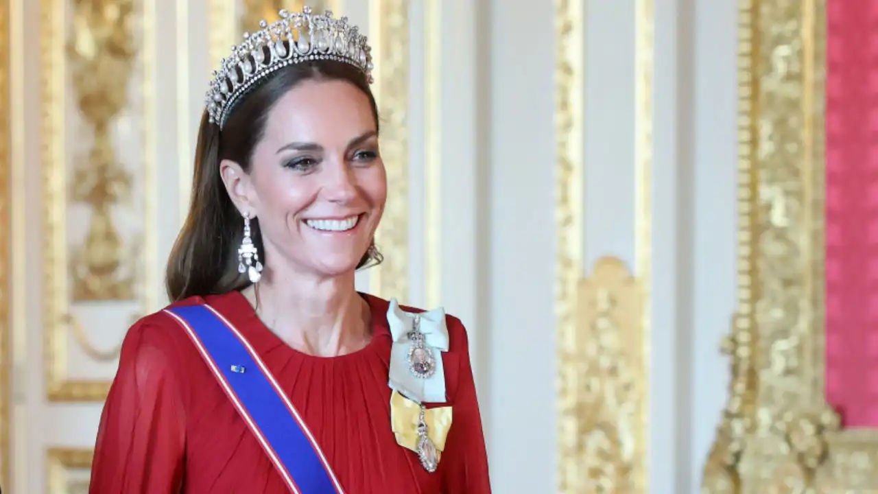Kate Middleton arrasa en su primera cena de gala en dos años con un look homenaje a sus invitados y una tiara repleta de significado
