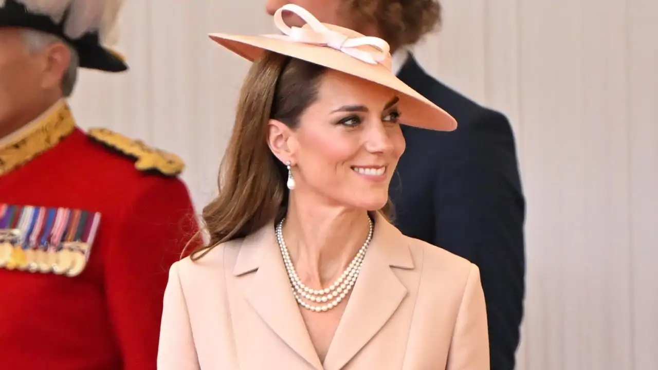 La increíble reinterpretación de la chaqueta Bar de Dior en el último look de Kate Middleton en Francia 