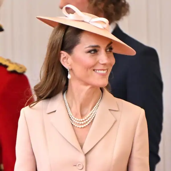 La increíble reinterpretación de la chaqueta Bar de Dior en el último look de Kate Middleton en Francia 