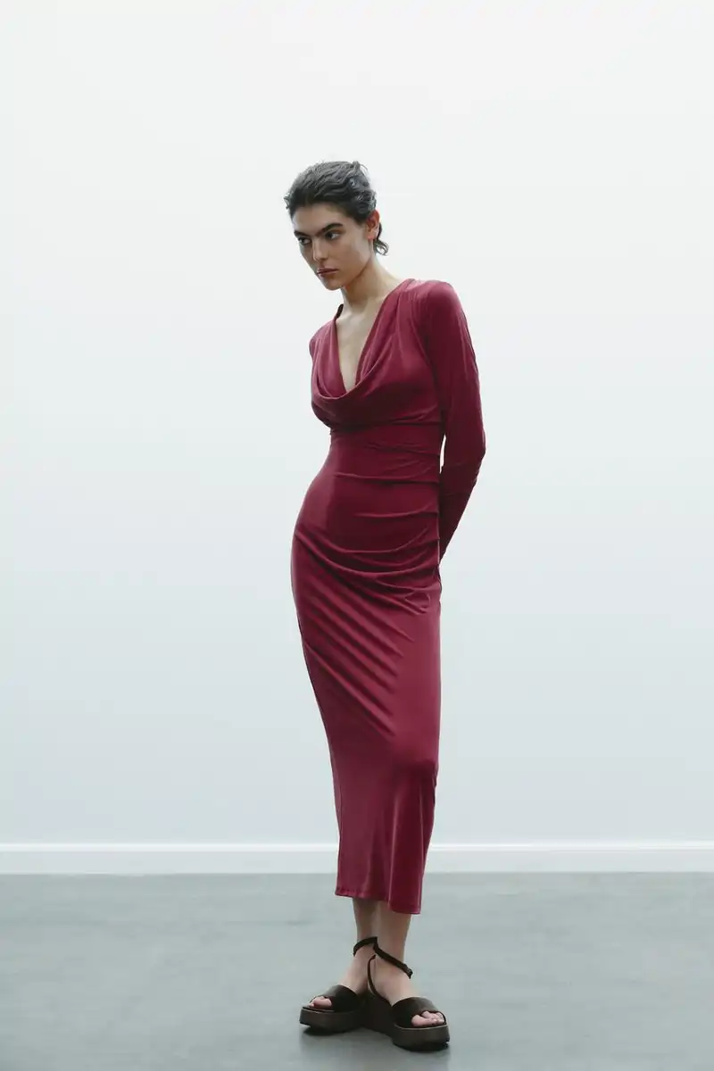Vestido midi escote drapeado de Zara 12,99 euros