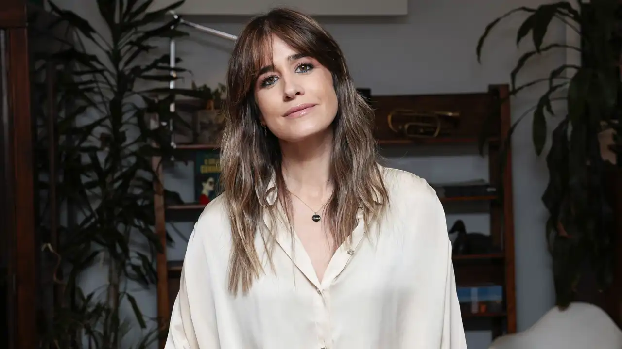 Acaban de llegar a Zara las faldas que marcan cintura, disimulan cadera y son ideales para llevar con camisas fluidas