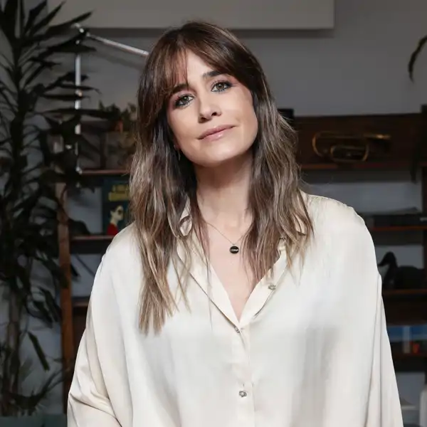 Acaban de llegar a Zara las faldas que marcan cintura, disimulan cadera y son ideales para llevar con camisas fluidas