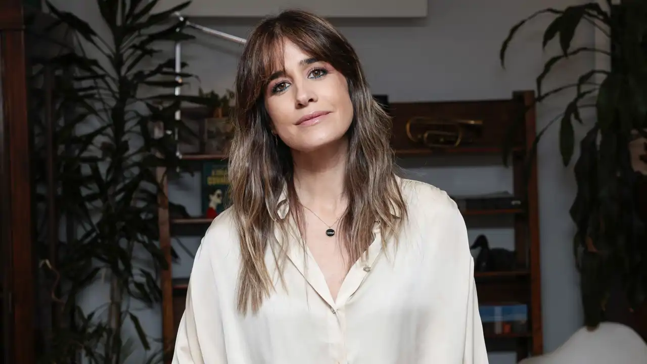 Acaban de llegar a Zara las faldas que marcan cintura, disimulan cadera y son ideales para llevar con camisas fluidas