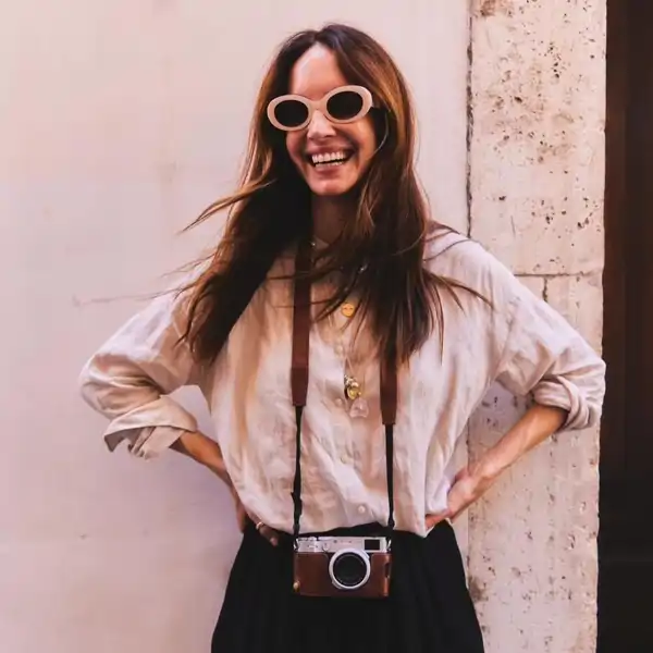 Las 5 camisas de lino de Zara que las mujeres elegantes de más de 50 combinan con pantalones fluidos todo el verano
