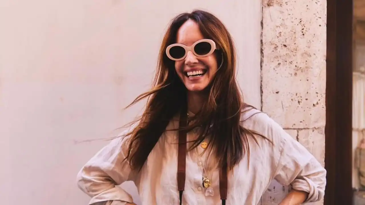 Las 5 camisas de lino de Zara que las mujeres elegantes de más de 50 combinan con pantalones fluidos todo el verano