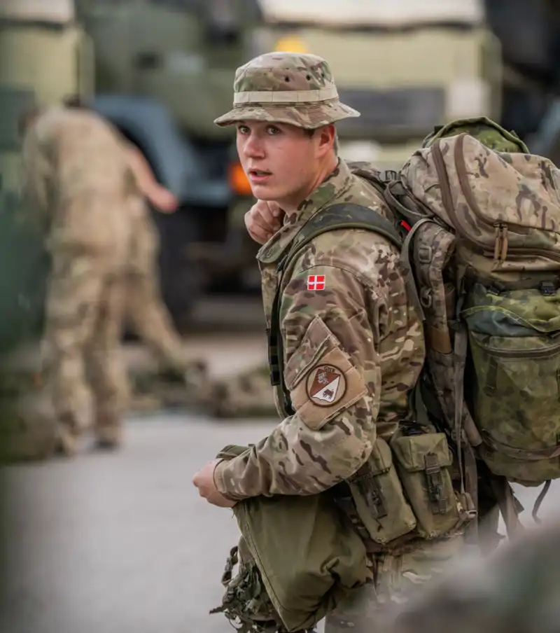 El Príncipe Christian de Dinamarca haciendo el servicio militar