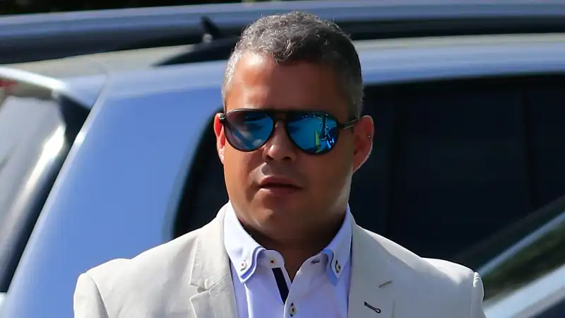 José Fernando con gafas de sol