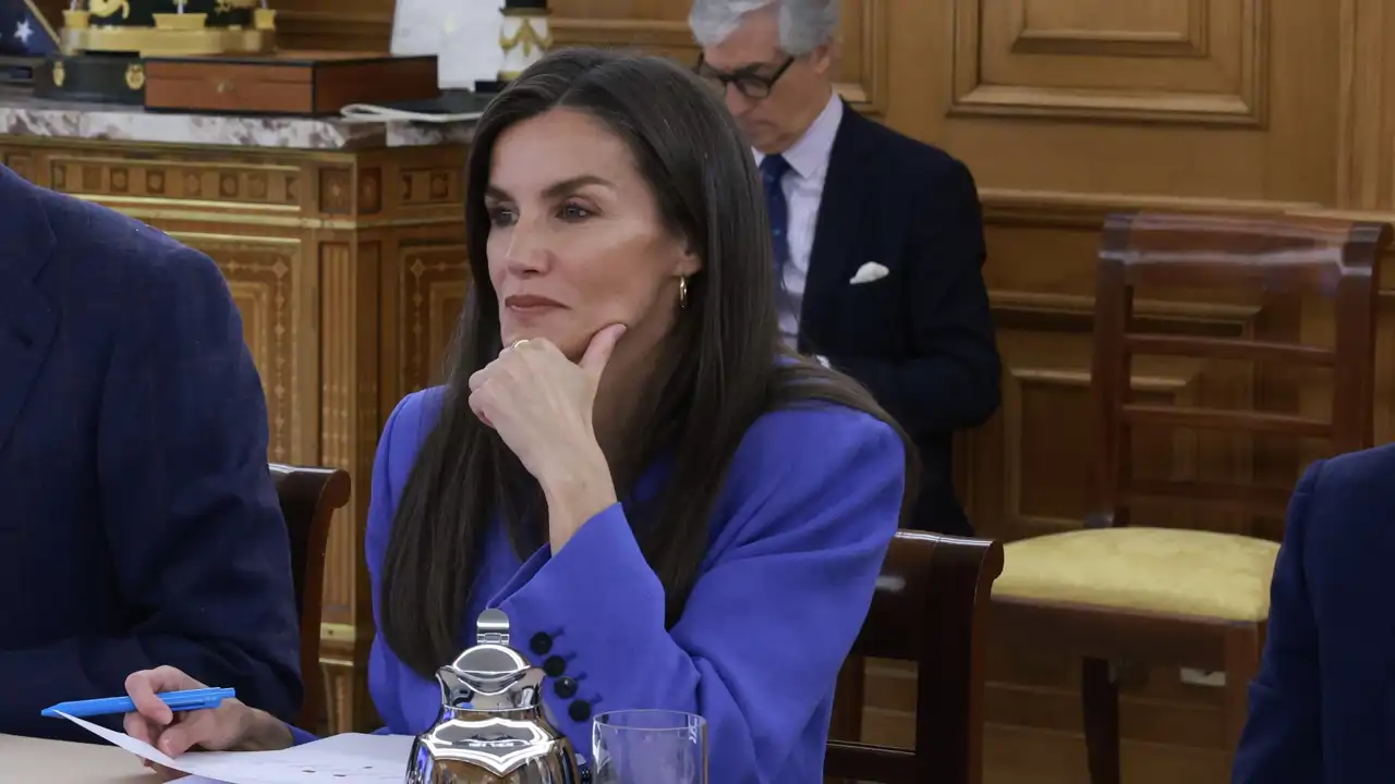 La americana azul cobalto de la Reina Letizia y su original forma de llevarla con un top lencero durante su última reunión de trabajo 