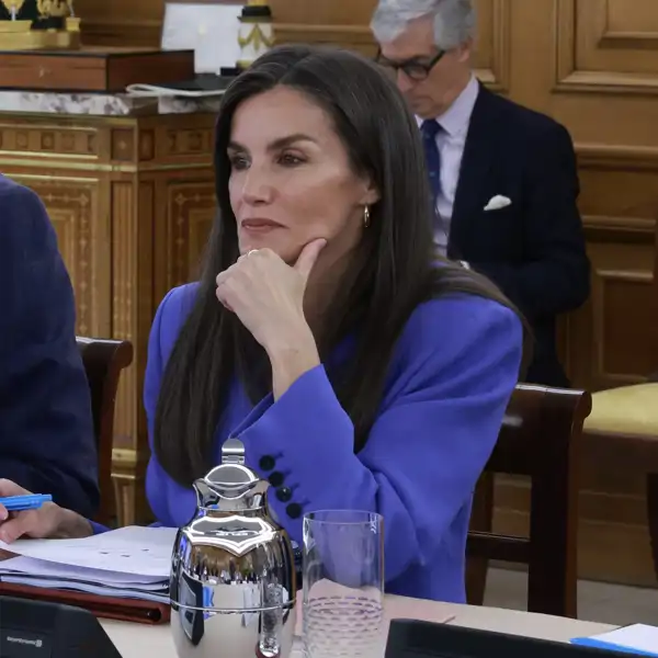 La americana azul cobalto de la Reina Letizia y su original forma de llevarla con un top lencero durante su última reunión de trabajo 