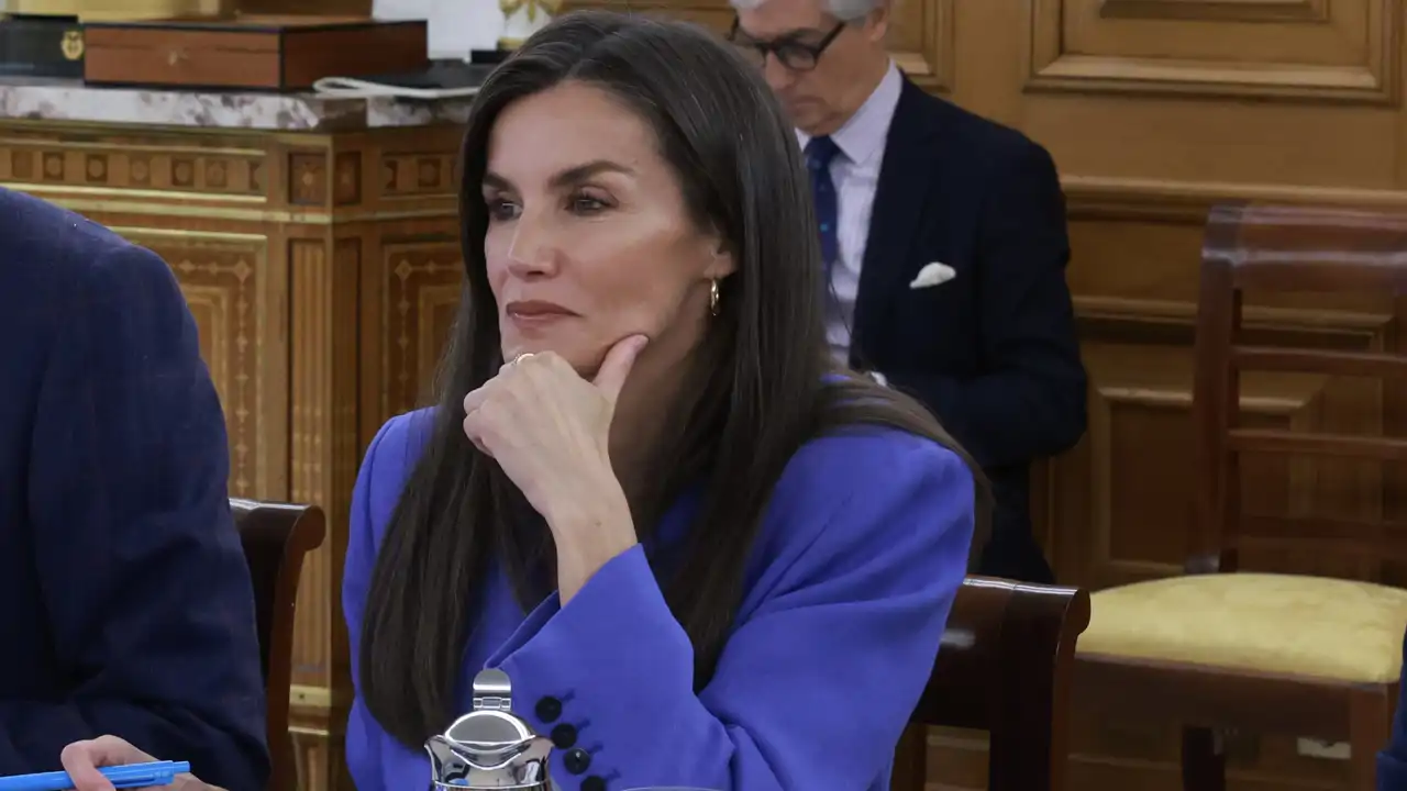 La Reina Letizia arrasa con la americana azul cobalto con maxi hombreras y el top lencero más versátil en su última reunión de trabajo 