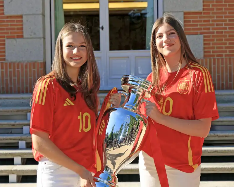 La Infanta Sofía junto a su hermana la Princesa de Asturias posando con el trofeo de la Eurocopa.