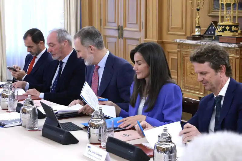 La Reina Letizia desempolva su americna azul cobalto en su reunión de trabajo con la Fundación Princesa de Girona 
