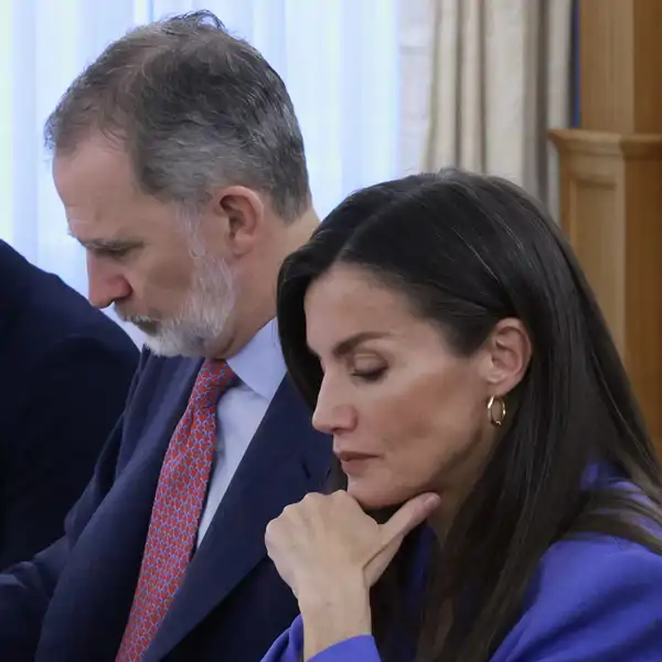 Los Reyes Felipe y Letizia en una reunión