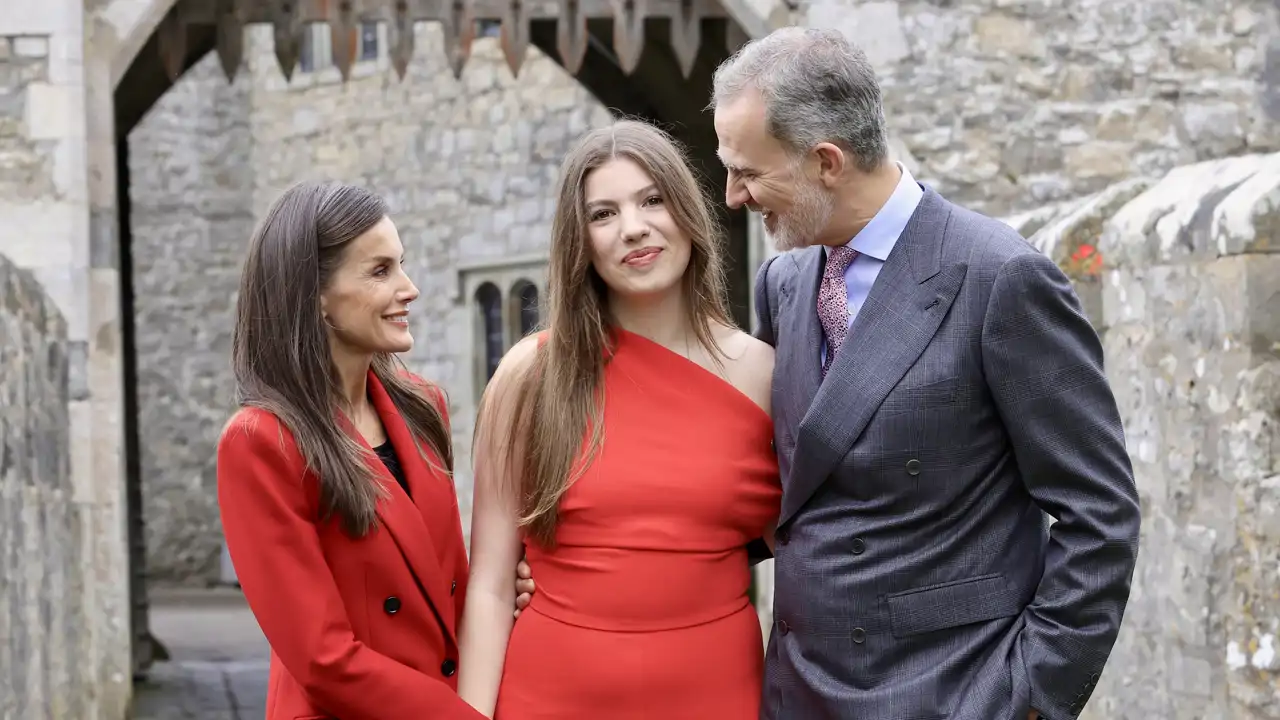 Los Reyes posan orgullosos junto a la Infanta Sofía el día de su ceremonia de graduación en el UWC Atlantic College de Gales