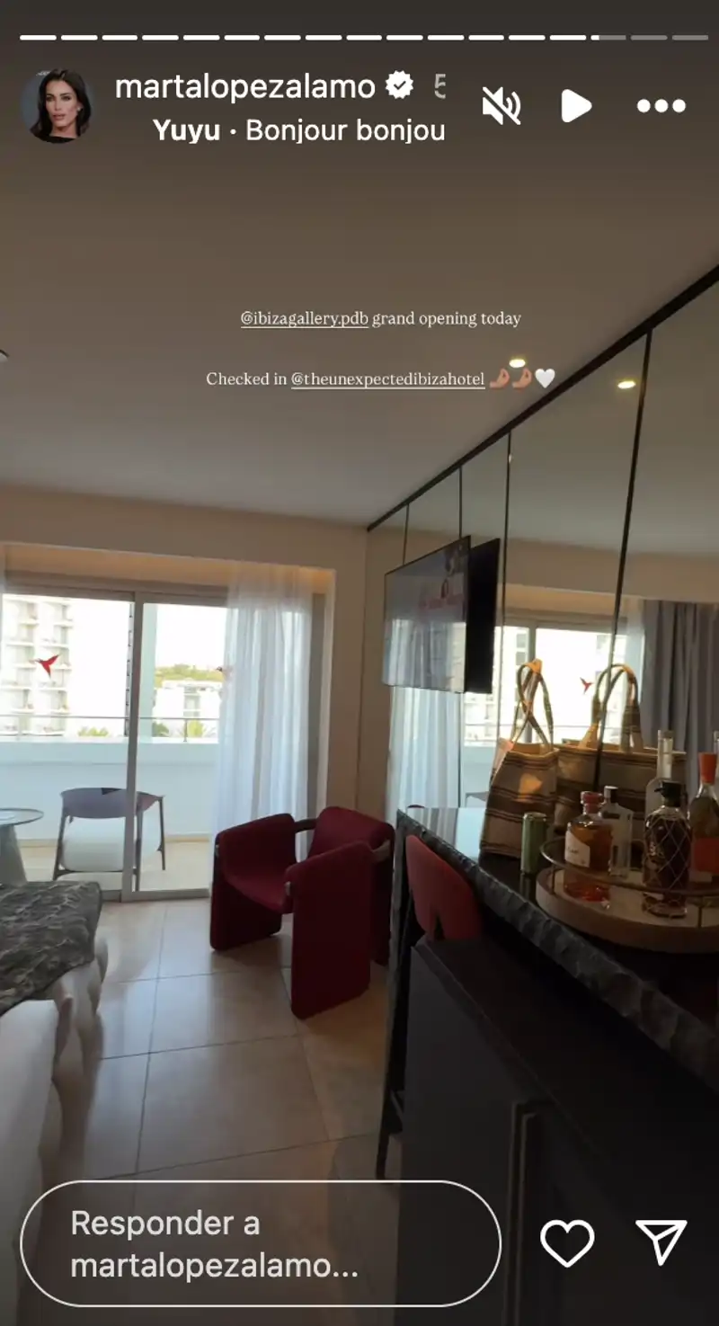 Marta López Álamo en un hotel en Ibiza