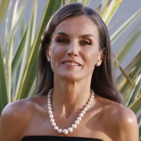 Reina Letizia luciendo hombros