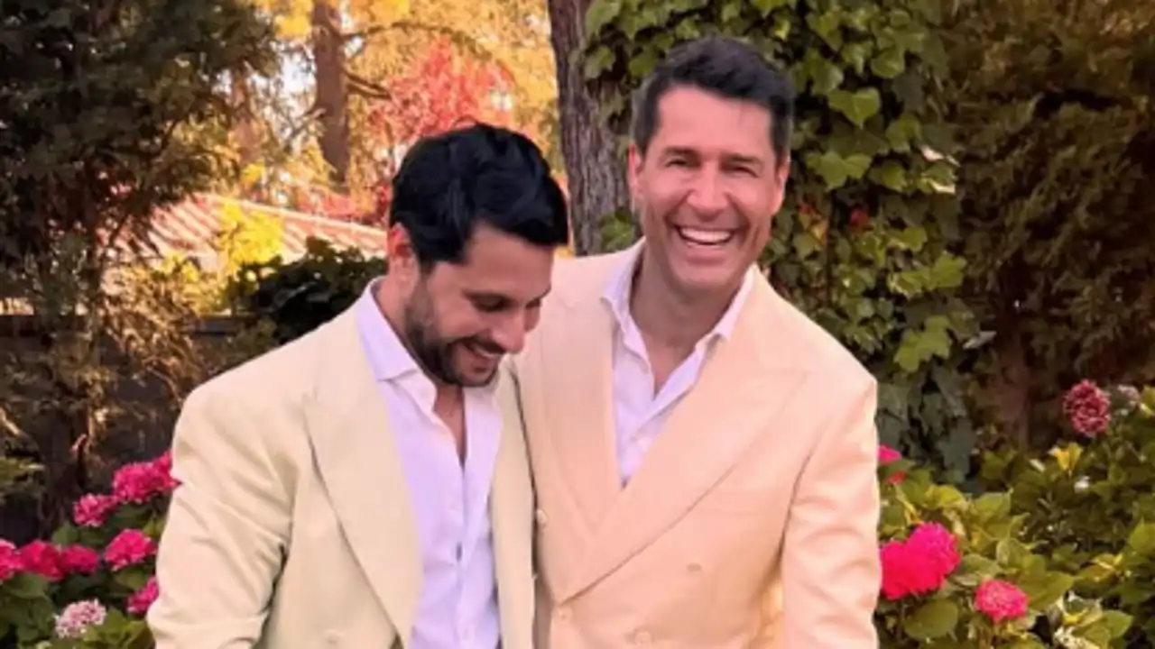 Jaime Cantizano y su pareja, Miguel Golding, en su enlace
