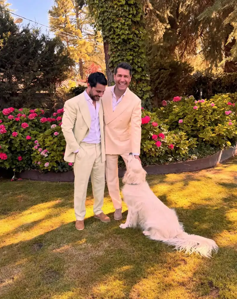 Jaime Cantizano y su pareja, Miguel Golding, en su enlace