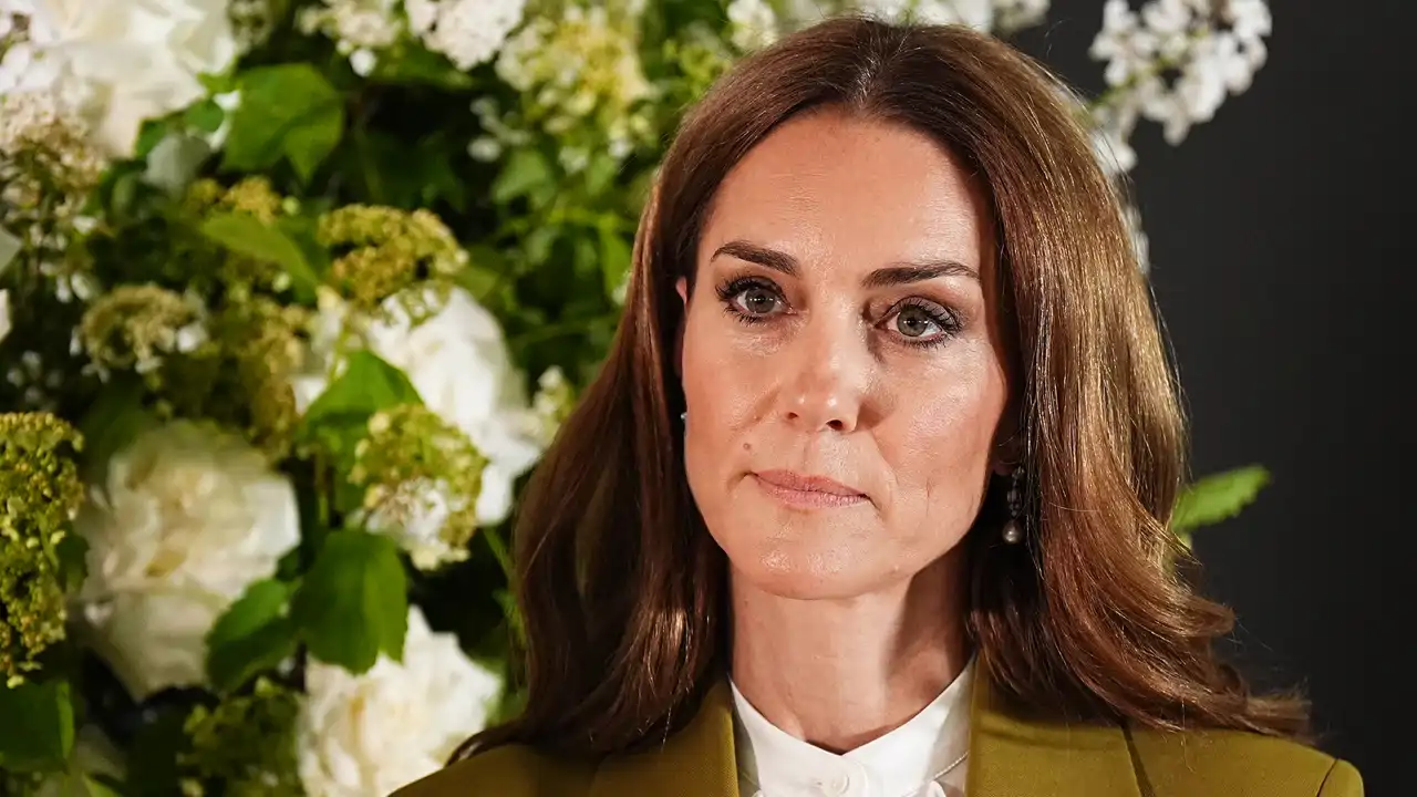 Kate Middleton con gesto serio