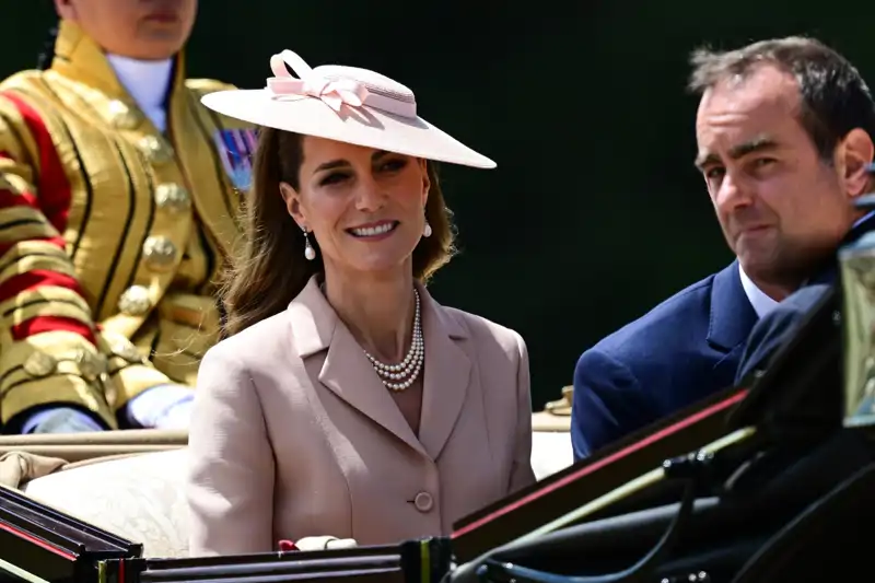 Kate Middleton, elegantísima, soprende con un increíble dos piezas de la firma francesa que revolucionó la silueta femenina en los años 50 