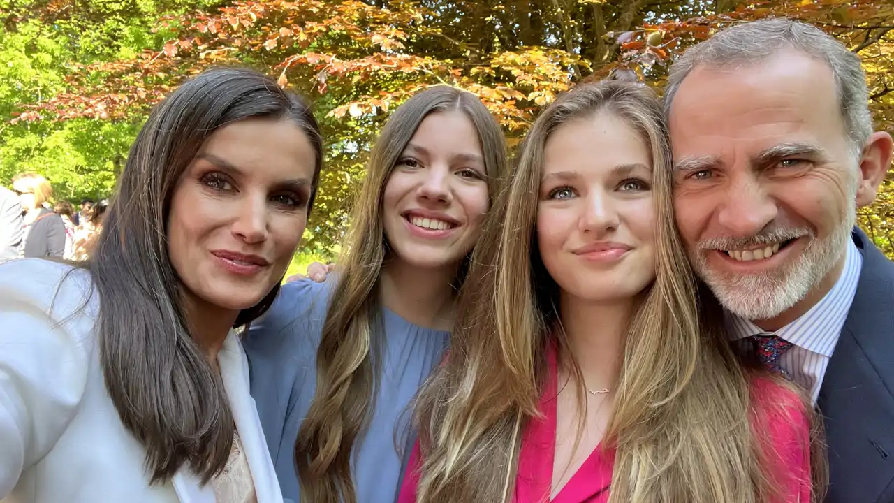 La Familia Real al completo posa sonriente en un selfie que toma Doña Letizia en la graduación de la Princesa Leonor en Gales