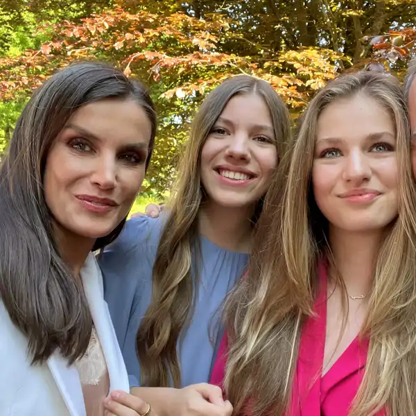 La Familia Real al completo posa sonriente en un selfie que toma Doña Letizia en la graduación de la Princesa Leonor en Gales