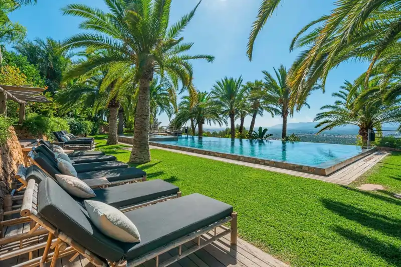 La pisicina infinita de la finca Torre del Sol