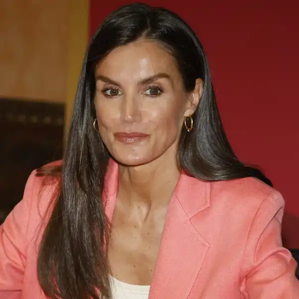 La Reina Letizia, súper veraniega, sorprende con el traje rosa 'sandía' que potencia el bronceado 