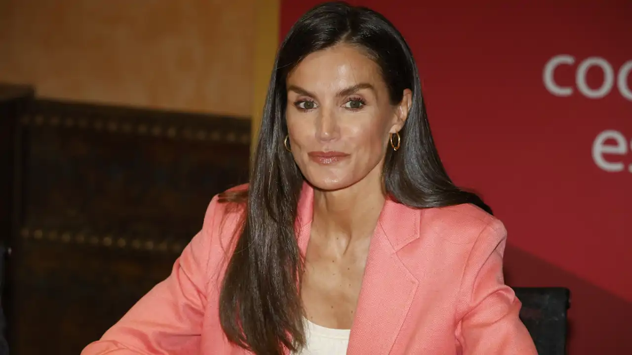 La Reina Letizia, súper veraniega, sorprende con el traje rosa 'sandía' que potencia el bronceado 