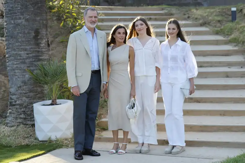 Los Reyes junto a sus hijas, la Princesa de Asturias y la Infanta Sofía en Girona el pasado verano.