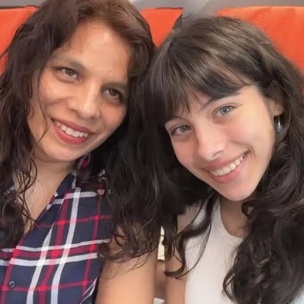 Melani junto a su madre, Melani