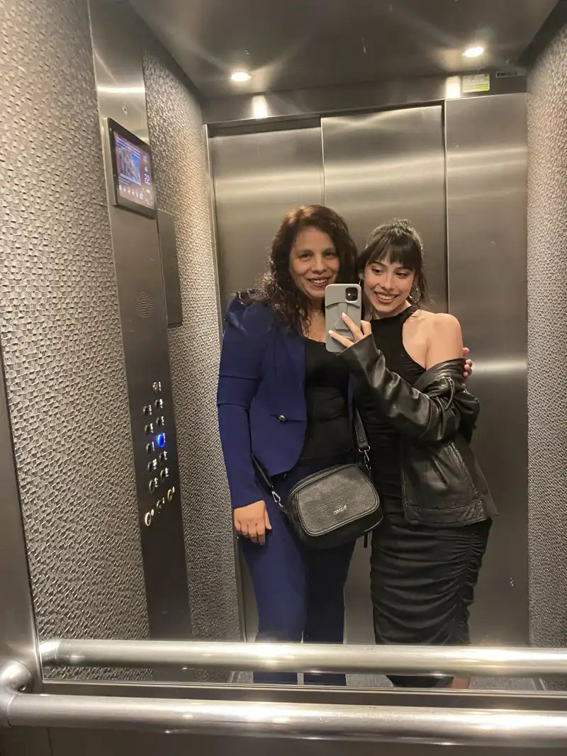 Melani junto a su madre, Noelia
