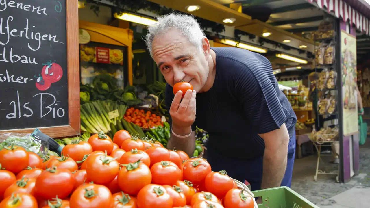 El chef Ferran Adrià con un tomate