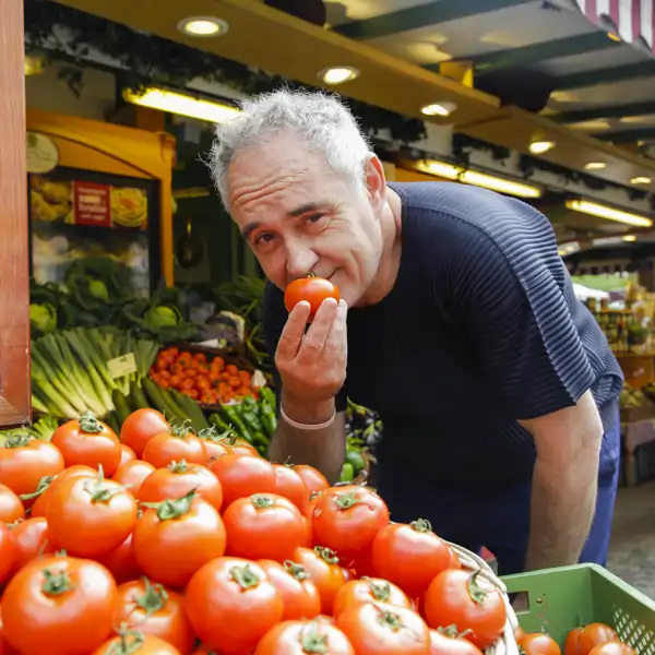 Chef Ferran Adrià revela el error al hacer un sofrito: "No es una cebolla y dos tomates, son 100 gramos de cebolla y 80 gramos de tomate"