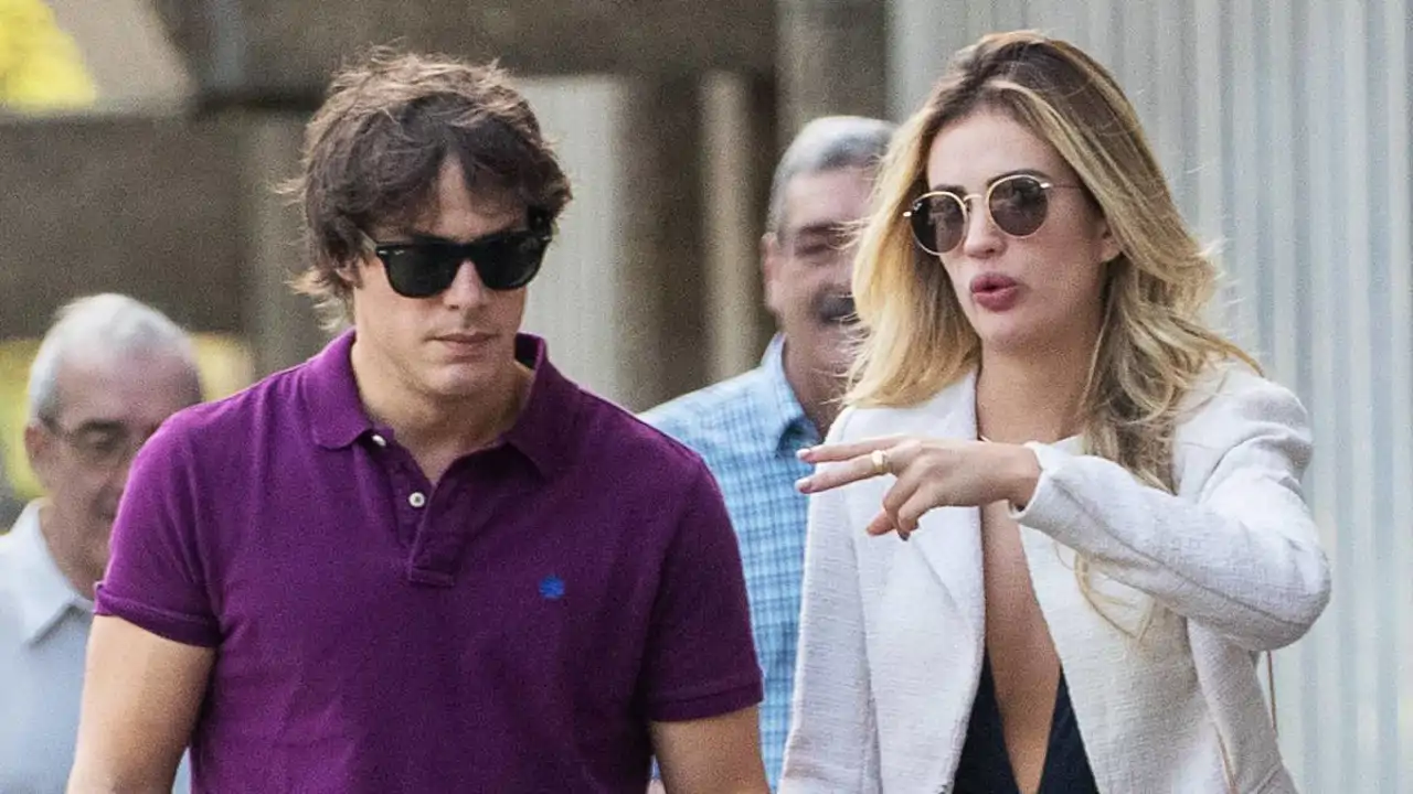 Jordi Cruz y Rebecca Lima en un paseo