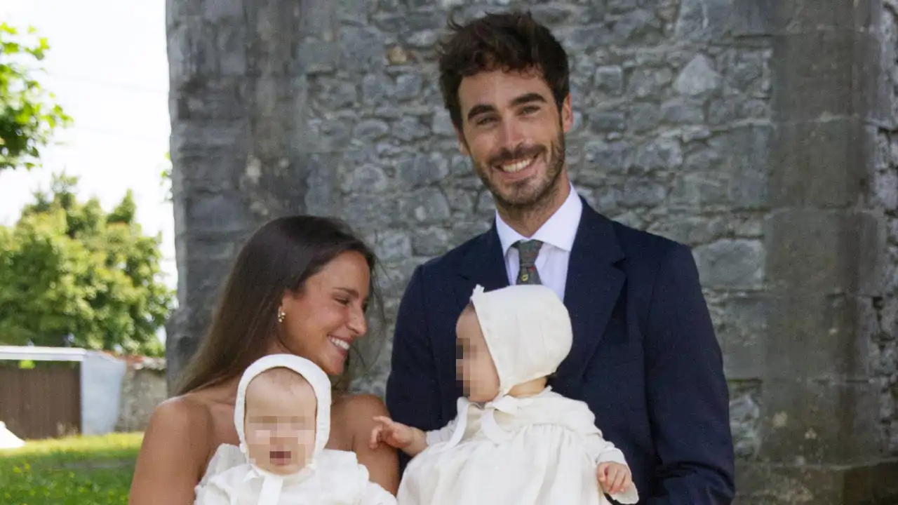 Marta Pombo y Luis Zamalloa con sus hijas