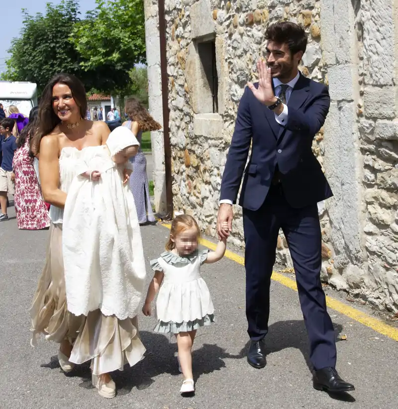 Marta Pombo y Luis Zamalloa junto a dos de sus hijas