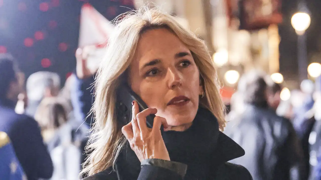 Cayetana Álvarez de Toledo con un teléfono móvil