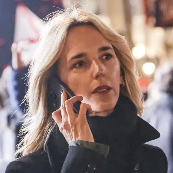 Cayetana Álvarez de Toledo con un teléfono móvil