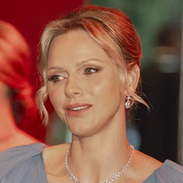 Charlene de Mónaco arrasa en el Baile de la Cruz Roja: vestido de casi 4.000 euros, inspiración griega y collar exclusivo